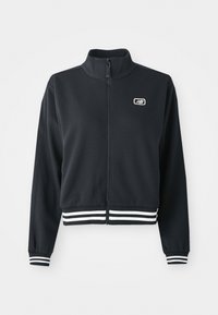 Schwarze Zip-Jacke mit hohem Kragen, weißen gestreiften Bündchen und Saum, mit einem kleinen Logo auf der Brust. Glatte Stofftextur.