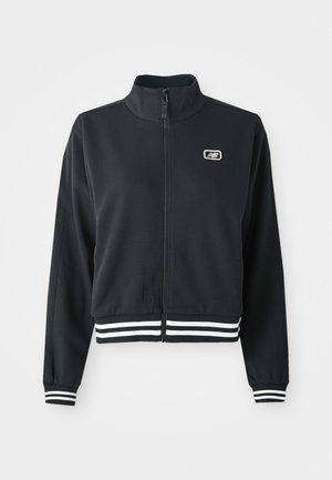 Schwarze Zip-Jacke mit hohem Kragen, weißen gestreiften Bündchen und Saum, mit einem kleinen Logo auf der Brust. Glatte Stofftextur.