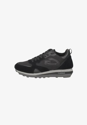 Sneaker nera con un mix di materiali scamosciati e in rete. Presenta accenti grigi, una suola testurizzata e un logo sul lato. Design con lacci.