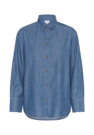 Modra denim srajca z dolgimi rokavi, z zapenjanjem na gumb, koničastim ovratnikom in zaobljenim robom, prikazana na beli podlagi.