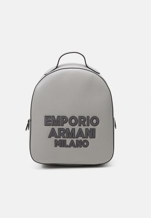 Mochila gris de Emporio Armani Milano con superficie texturizada, parte superior redondeada, asa superior y bordado del logotipo en la parte frontal.
