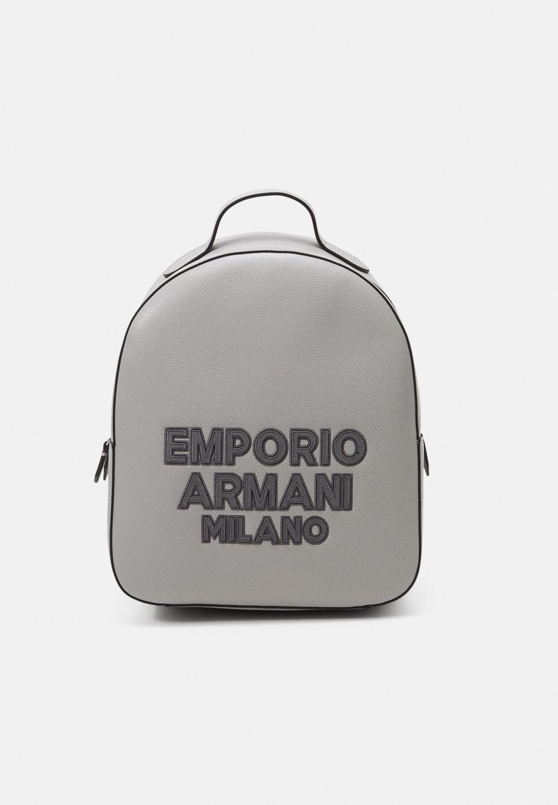 Šedý batoh Emporio Armani Milano s texturovaným povrchem, zaobleným vrškem, horním uchopem a výšivkou loga na přední straně.