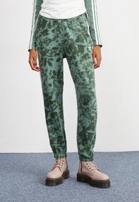 adidas Originals Tracksuit bottoms - trace green/shadow green