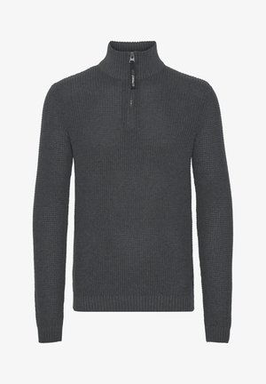 Tumšs pelēks adīts puloveris ar pusi rāvējslēdzēja apkakli, ribotām aprocēm un jostu; teksturēts raksts visā audumā.