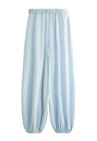 Pantaloni largi bleu deschis cu dungi subțiri verticale navy, talie elastică cu șnur și manșete elastice la glezne.