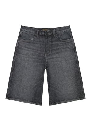 Schwarze Jeansshorts mit vorderen Taschen, Gürtelschlaufen und Knopfverschluss, innen am Bund mit Wrangler-Label versehen.