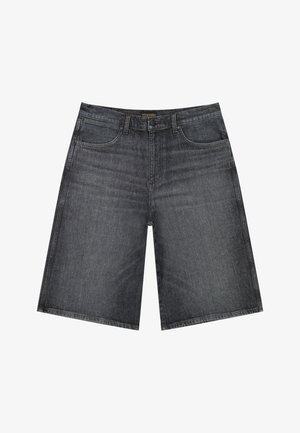 Shorts en denim noir avec poches avant, passants de ceinture et fermeture par bouton, étiquetés Wrangler sur la ceinture intérieure.