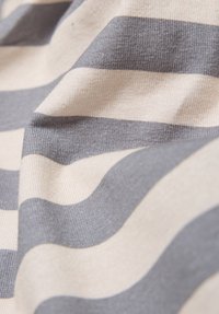 Gestreifter Stoff in Beige und Grau, mit glatten Texturen und Wellen aus alternierenden Farben in verschiedenen Breiten.