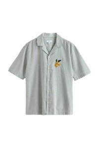 Koszula z krótkim rękawem na guziki, z cienkimi pionowymi paskami w odcieniach szarości i bieli oraz małym, wyszywanym pomarańczowym owocem z liśćmi na piersi.