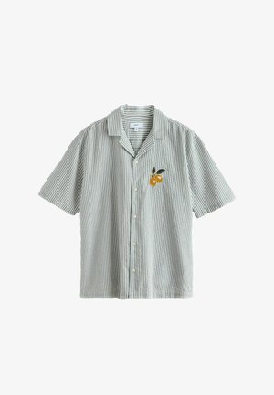 Košile s krátkým rukávem na knoflíky s tenkými šedými a bílými vertikálními pruhy a malým vyšitým oranžovým ovocem s listy na hrudi.