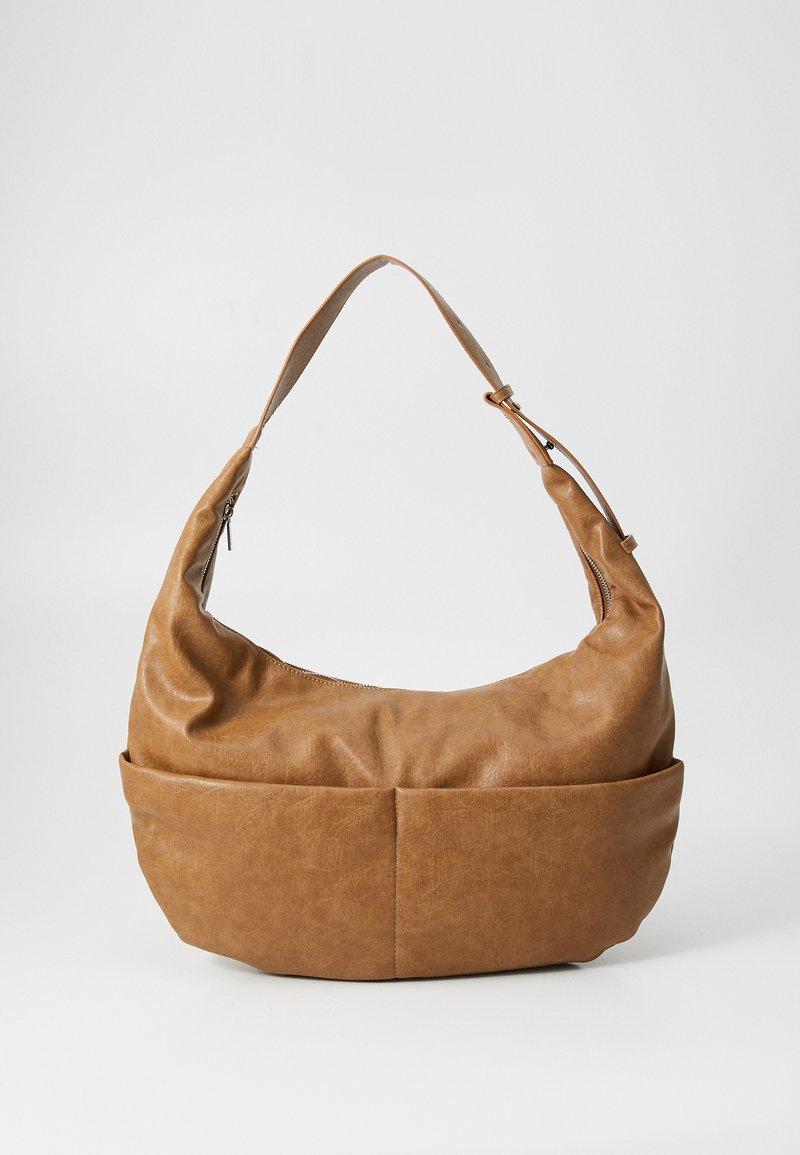Mittelgroße, weiche braune Lederhandtasche mit einem lässigen Design, einem einzelnen Schulterriemen und einer großen Fronttasche. Texturierte Oberfläche.