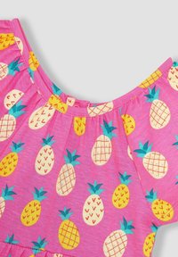JoJo Maman Bébé RUFFLE SLEEVE TIERED- REGULAR FIT - Džersejové šaty - fuschia pink pineapple