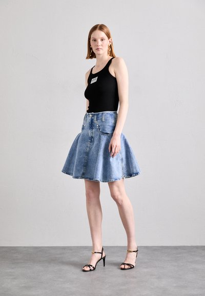 MOSCHINO MINI LETTERING - Sandály na vysokém podpatku - nero