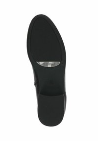 Suela de zapato de cuero negro con punta redondeada, superficie texturizada y un acento metálico con el nombre de la marca "Peter Kaiser."