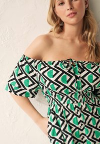 Next OFF SHOULDER PETITE - Overal - green geometric