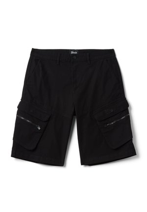 Pantaloncini cargo neri al ginocchio con tasche frontali, passanti per cintura e tasche con patta e cerniera su ogni coscia.