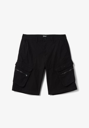 Pantaloncini cargo neri al ginocchio con tasche frontali, passanti per cintura e tasche con patta e cerniera su ogni coscia.