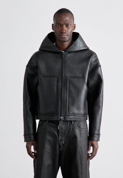 Schwarze Lederbomberjacke mit Kapuze, ausgestattet mit einem Reißverschluss und zwei Fronttaschen. Glatte Textur, cropped Design und minimalistische Nähte.