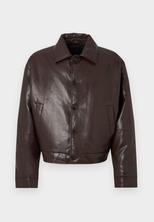 Hnedá kožená skrátená bunda s špicatým golierom, zapínaním na gombíky a bočnými vreckami. Hladká textura a lesklý povrch.