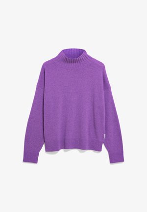 Paarse sweater met lange mouwen, voorzien van een geribbelde hoge hals, manchetten en zoom, plat weergegeven op een witte achtergrond.