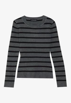 Suéter gris acanalado con rayas horizontales negras. Presenta un escote redondeado y mangas largas. Tela suave con un diseño ajustado.