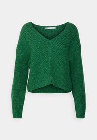 Zielony sweter z dzianiny o luźnym kroju, głębokim dekolcie w literę V, długich rękawach i skróconym dole z teksturowanym wzorem na całej powierzchni.