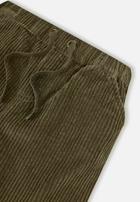 Olijfgroene corduroy broek met een ribbelstructuur, voorzien van een trekkoord in de taille en zijzakken, met een zachte en duurzame stof.