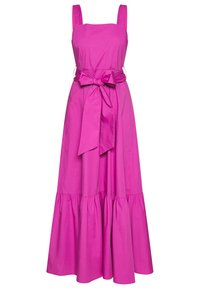 Vaaleanpunainen puuvillamekko, jossa on neliömäinen pääntie, leveät olkaimet ja solmittu rusetti vyötäröllä. Helma on levenevä ja siinä on röyhelöity reunus.