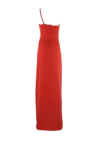 Lange rode jurk met spaghettibandjes, getailleerd lijfje en een rechte, vloeiende rok. Gemaakt van gladde, lichte stof met minimale details.