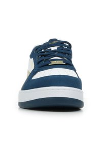 Sneaker blu in suede con dettagli in pelle bianca, punta arrotondata, accessori dorati sui lacci e suola in gomma testurizzata. Design classico a basso profilo.