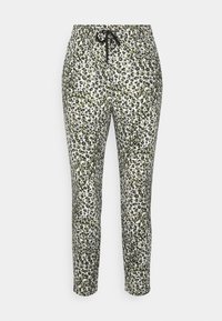 Leopardprint broek met een trekkoord in de taille, taps toelopende pijpen, gemaakt van zachte stof in tinten groen en zwart op een lichte achtergrond.