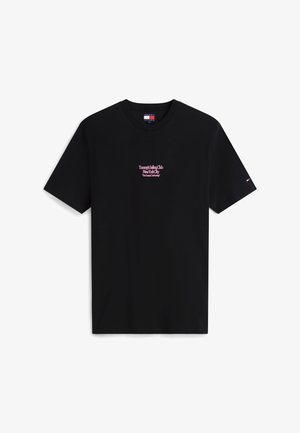 Zwarte korte mouwen t-shirt met kleine roze tekst "Tommy's Sailing Club New York City" in het midden van de borst en een klein logo op de linker mouw.