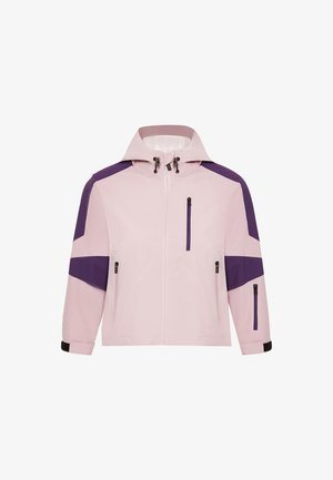 Lyserød jakke med lilla detaljer, hætte og lynlåslommer. Har et slankt design og en glat, muligvis vandafvisende tekstur.