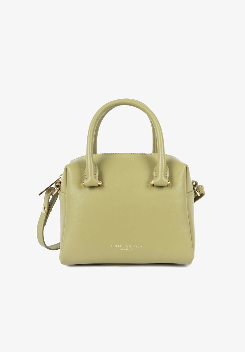 Petit sac à main en cuir vert olive avec deux poignées arrondies, une bandoulière détachable et un logo doré "Lancaster Paris" sur le devant.