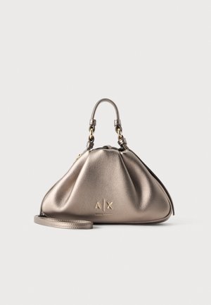 Металическа чанта Armani Exchange в цвят таупе със заоблена горна дръжка, златист обков, презрамка за рамо и лого отпред.