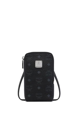Czarna teksturowana torba na ramię z logo MCM, wzorami w kształcie diamentu, zamkiem błyskawicznym oraz srebrną metalową plakietką z napisem "MCM München M1978".