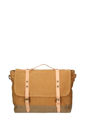 Borsa a tracolla in tela color sabbia con pattina e cinghie in pelle, dotata di fibbie metalliche e un pannello inferiore marrone. Include una maniglia superiore per il trasporto.