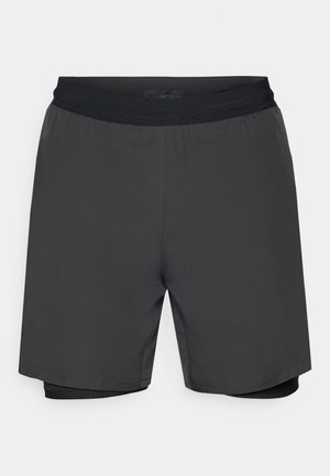 Męskie szorty w ciemnoszarym kolorze, z czarnym elastycznym paskiem w talii oraz wewnętrzną dopasowaną warstwą. Gładka tekstura, model do kolan.