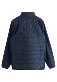 Marineblå polstret jakke med høj krave, der har vandret syninger over ryggen og lange ærmer. Blødt stof med en glat tekstur.