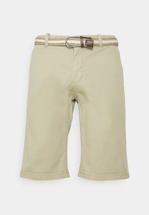 Beige shorts lavet af letvægtsstof, med et flettet bælte med en brun læderdetalje. Lige snit og opfoldet kant ved knæene.