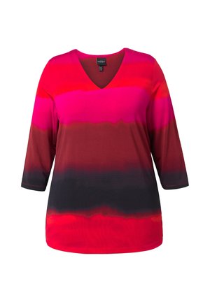 Top en V de color rojo y rosa con mangas de tres cuartos, que presenta un patrón de rayas degradadas que transiciona a tonos oscuros en la parte inferior.