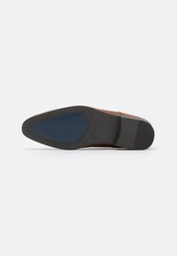 Semelle de chaussure en cuir marron avec une extérieur en caoutchouc noir texturé et une incrustation bleue à motifs. Présente une forme effilée et une finition lisse.