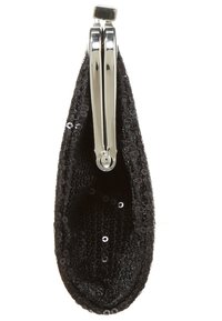 Porte-monnaie noir en sequins avec fermoir en métal argenté, montré fermé et vu de dessus.
