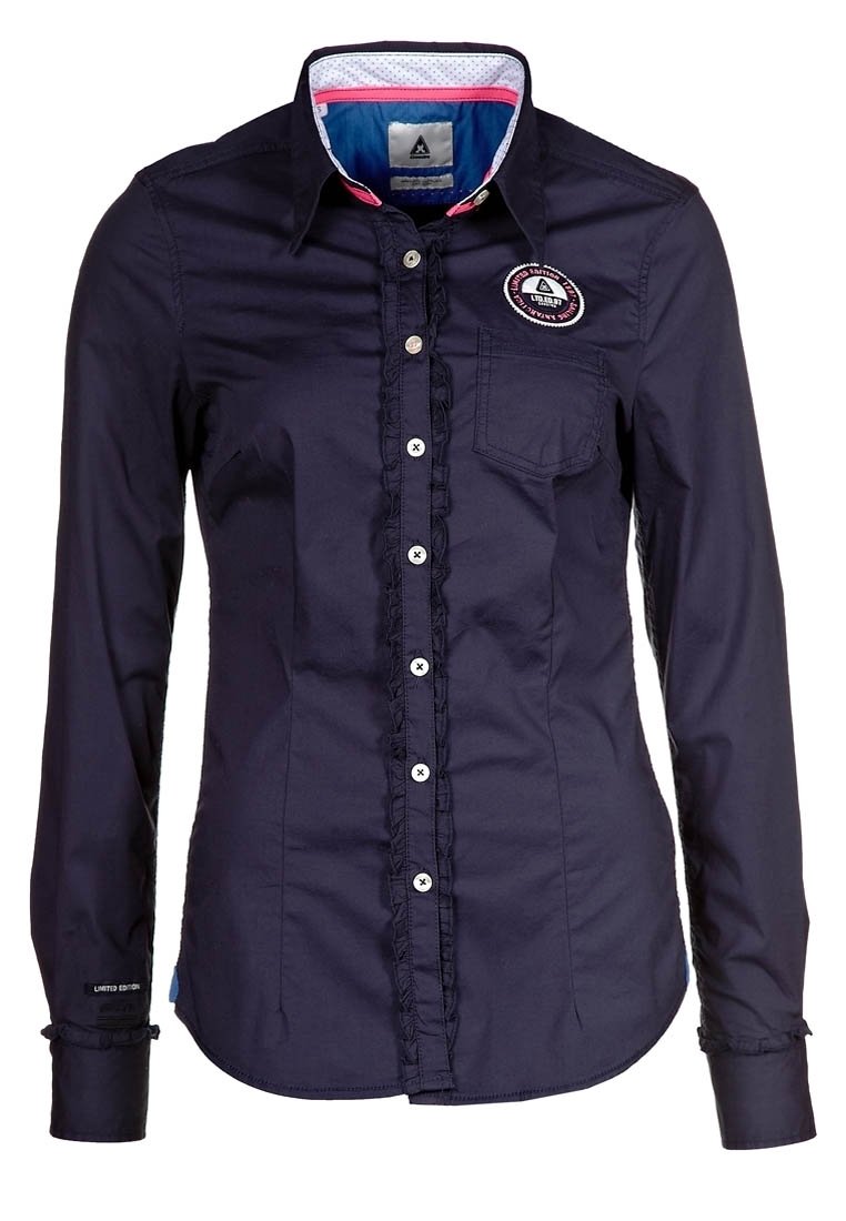 Camicia a maniche lunghe blu navy in cotone, con apertura frontale a bottoni, dettagli arricciati, taschino sul petto e una toppa con logo ricamato.