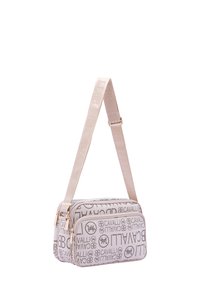 Borsa a tracolla beige testurizzata con doppi scomparti con zip e motivo con logo. Presenta una tracolla removibile e dettagli in metallo dorato.