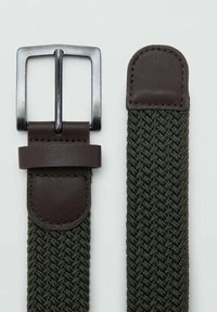 Vihreä kudottu kangasvyö, jossa on tumma ruskea nahkatippi ja vyöpidike, ja jossa on suorakulmainen hopeinen metallisolki.