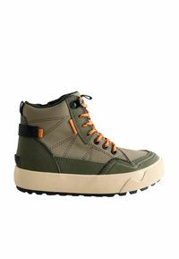 Groene en beige hoge schoen met een gestructureerde afwerking, voorzien van oranje veters, zwarte accenten en een zware, gemêleerde zool.