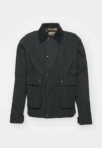 Sort casual jakke med sort fløjlskrage, front snapknapper, to store klaplommer med snaplukninger, og justerbare manchetter.