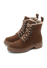 Brązowe zamszowe botki za kostkę z sznurówkami, metalowymi oczkami i sztucznym futerkiem w środku. Gruba gumowa podeszwa z bieżnikiem zapewniającym przyczepność.