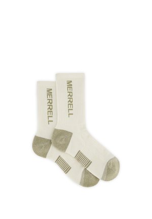 Chaussettes montantes blanc cassé avec des accents gris au niveau du talon, des orteils et de la semelle, affichant le logo "MERRELL" en vertical sur la zone du mollet.